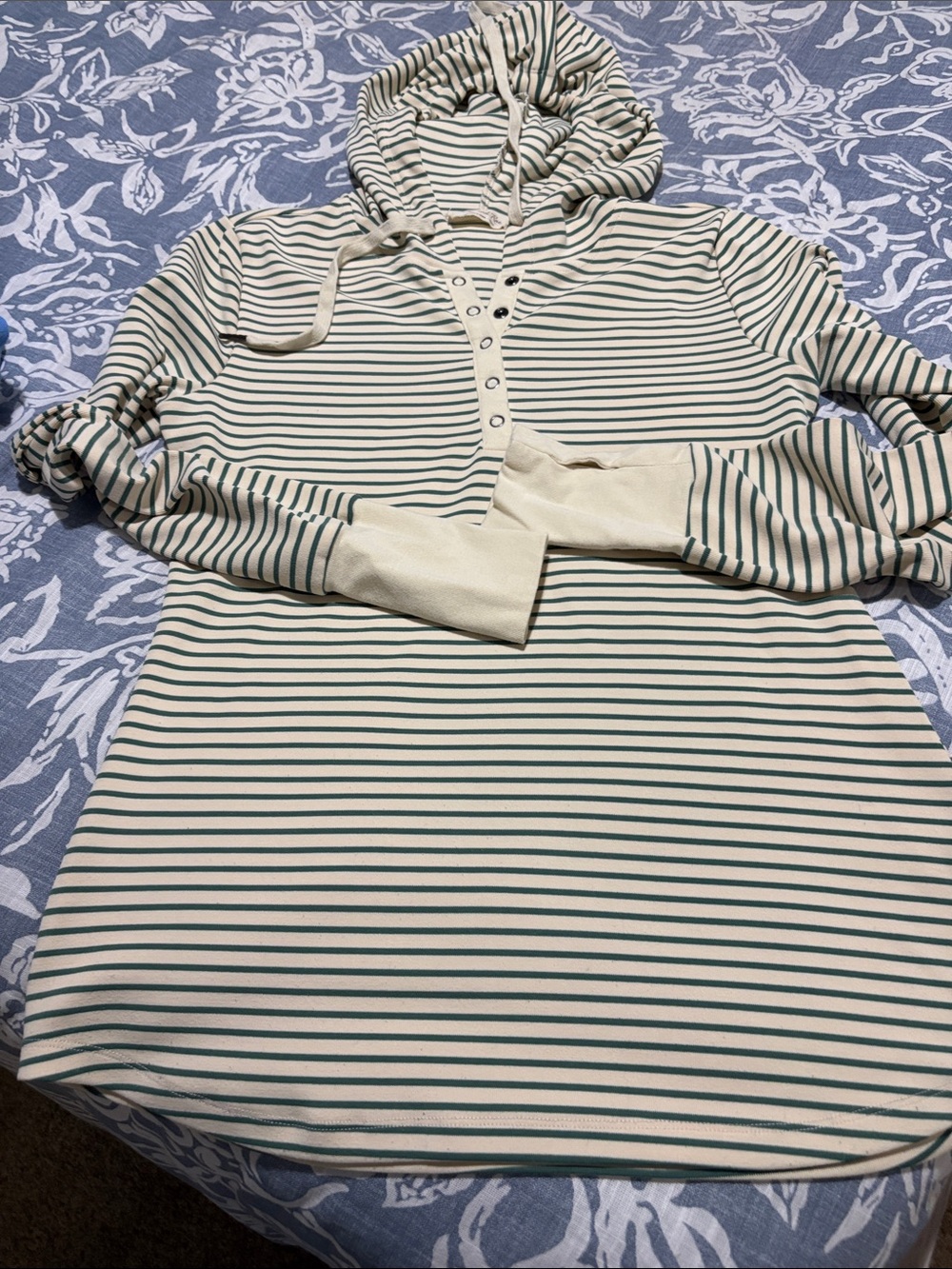 Doe and Rae Striped Hooded Henley Top in Cream and Green - women’s sz small